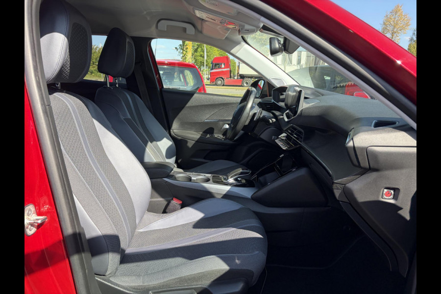 Peugeot 2008 1.2 PureTech Allure ✓Recent beurt gehad✓D-riem vv in 06-2025✓Camera°360✓Draadloze telefoonlader✓Carplay✓Keyless✓Automaat✓Trekhaak✓Halfleder✓Navi✓Clima✓Cruise✓131pk✓Lm velgen✓2e Eigenaar✓Pdc V+A✓Rijstrooksensor✓N.A.P✓Apk tot 04-2028
