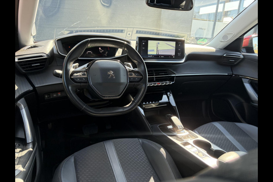 Peugeot 2008 1.2 PureTech Allure ✓Recent beurt gehad✓D-riem vv in 06-2025✓Camera°360✓Draadloze telefoonlader✓Carplay✓Keyless✓Automaat✓Trekhaak✓Halfleder✓Navi✓Clima✓Cruise✓131pk✓Lm velgen✓2e Eigenaar✓Pdc V+A✓Rijstrooksensor✓N.A.P✓Apk tot 04-2028