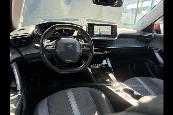 Peugeot 2008 1.2 PureTech Allure ✓Recent beurt gehad✓D-riem vv in 06-2025✓Camera°360✓Draadloze telefoonlader✓Carplay✓Keyless✓Automaat✓Trekhaak✓Halfleder✓Navi✓Clima✓Cruise✓131pk✓Lm velgen✓2e Eigenaar✓Pdc V+A✓Rijstrooksensor✓N.A.P✓Apk tot 04-2028