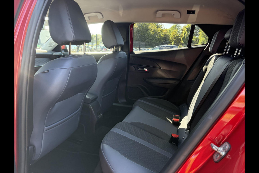 Peugeot 2008 1.2 PureTech Allure ✓Recent beurt gehad✓D-riem vv in 06-2025✓Camera°360✓Draadloze telefoonlader✓Carplay✓Keyless✓Automaat✓Trekhaak✓Halfleder✓Navi✓Clima✓Cruise✓131pk✓Lm velgen✓2e Eigenaar✓Pdc V+A✓Rijstrooksensor✓N.A.P✓Apk tot 04-2028