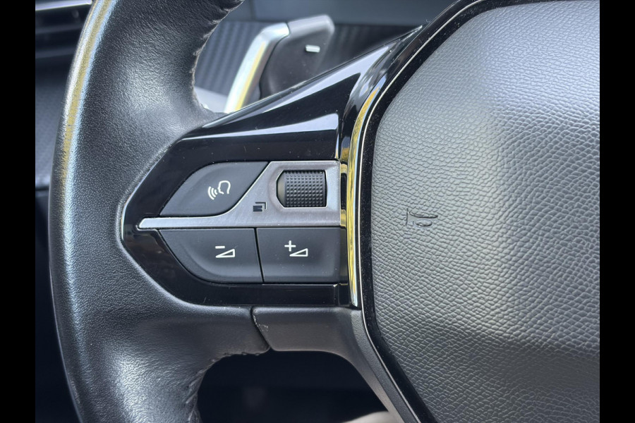 Peugeot 2008 1.2 PureTech Allure ✓Recent beurt gehad✓D-riem vv in 06-2025✓Camera°360✓Draadloze telefoonlader✓Carplay✓Keyless✓Automaat✓Trekhaak✓Halfleder✓Navi✓Clima✓Cruise✓131pk✓Lm velgen✓2e Eigenaar✓Pdc V+A✓Rijstrooksensor✓N.A.P✓Apk tot 04-2028
