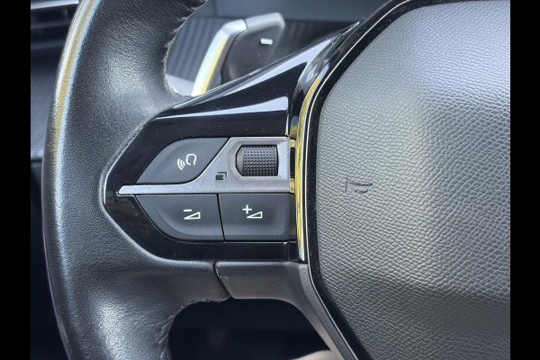 Peugeot 2008 1.2 PureTech Allure ✓Recent beurt gehad✓D-riem vv in 06-2025✓Camera°360✓Draadloze telefoonlader✓Carplay✓Keyless✓Automaat✓Trekhaak✓Halfleder✓Navi✓Clima✓Cruise✓131pk✓Lm velgen✓2e Eigenaar✓Pdc V+A✓Rijstrooksensor✓N.A.P✓Apk tot 04-2028