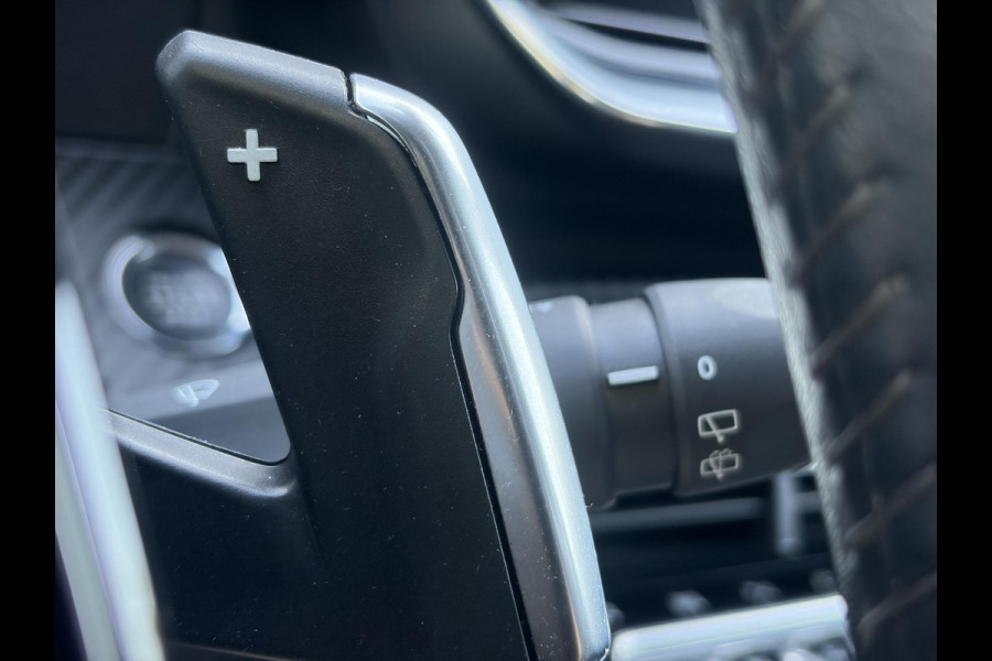 Peugeot 2008 1.2 PureTech Allure ✓Recent beurt gehad✓D-riem vv in 06-2025✓Camera°360✓Draadloze telefoonlader✓Carplay✓Keyless✓Automaat✓Trekhaak✓Halfleder✓Navi✓Clima✓Cruise✓131pk✓Lm velgen✓2e Eigenaar✓Pdc V+A✓Rijstrooksensor✓N.A.P✓Apk tot 04-2028