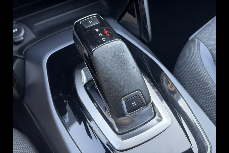 Peugeot 2008 1.2 PureTech Allure ✓Recent beurt gehad✓D-riem vv in 06-2025✓Camera°360✓Draadloze telefoonlader✓Carplay✓Keyless✓Automaat✓Trekhaak✓Halfleder✓Navi✓Clima✓Cruise✓131pk✓Lm velgen✓2e Eigenaar✓Pdc V+A✓Rijstrooksensor✓N.A.P✓Apk tot 04-2028