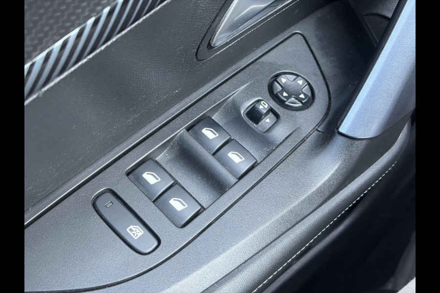 Peugeot 2008 1.2 PureTech Allure ✓Recent beurt gehad✓D-riem vv in 06-2025✓Camera°360✓Draadloze telefoonlader✓Carplay✓Keyless✓Automaat✓Trekhaak✓Halfleder✓Navi✓Clima✓Cruise✓131pk✓Lm velgen✓2e Eigenaar✓Pdc V+A✓Rijstrooksensor✓N.A.P✓Apk tot 04-2028