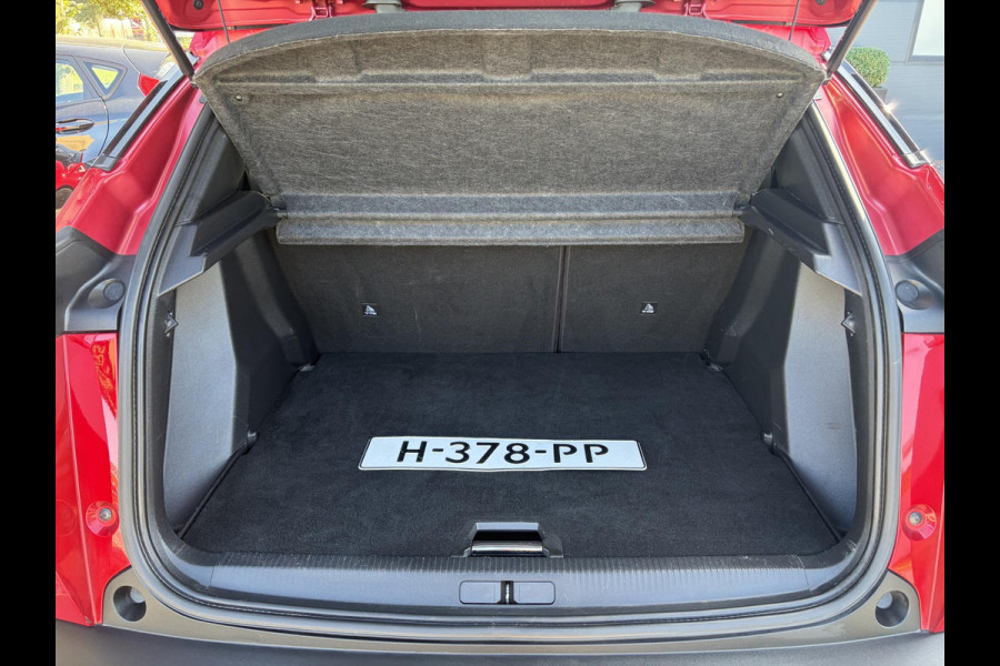 Peugeot 2008 1.2 PureTech Allure ✓Recent beurt gehad✓D-riem vv in 06-2025✓Camera°360✓Draadloze telefoonlader✓Carplay✓Keyless✓Automaat✓Trekhaak✓Halfleder✓Navi✓Clima✓Cruise✓131pk✓Lm velgen✓2e Eigenaar✓Pdc V+A✓Rijstrooksensor✓N.A.P✓Apk tot 04-2028