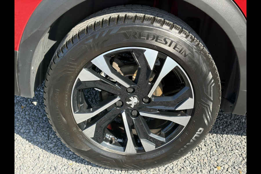 Peugeot 2008 1.2 PureTech Allure ✓Recent beurt gehad✓D-riem vv in 06-2025✓Camera°360✓Draadloze telefoonlader✓Carplay✓Keyless✓Automaat✓Trekhaak✓Halfleder✓Navi✓Clima✓Cruise✓131pk✓Lm velgen✓2e Eigenaar✓Pdc V+A✓Rijstrooksensor✓N.A.P✓Apk tot 04-2028