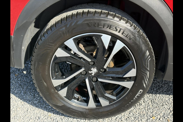 Peugeot 2008 1.2 PureTech Allure ✓Recent beurt gehad✓D-riem vv in 06-2025✓Camera°360✓Draadloze telefoonlader✓Carplay✓Keyless✓Automaat✓Trekhaak✓Halfleder✓Navi✓Clima✓Cruise✓131pk✓Lm velgen✓2e Eigenaar✓Pdc V+A✓Rijstrooksensor✓N.A.P✓Apk tot 04-2028