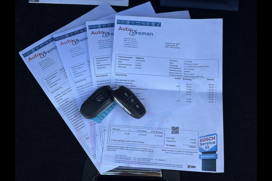 Peugeot 2008 1.2 PureTech Allure ✓Recent beurt gehad✓D-riem vv in 06-2025✓Camera°360✓Draadloze telefoonlader✓Carplay✓Keyless✓Automaat✓Trekhaak✓Halfleder✓Navi✓Clima✓Cruise✓131pk✓Lm velgen✓2e Eigenaar✓Pdc V+A✓Rijstrooksensor✓N.A.P✓Apk tot 04-2028