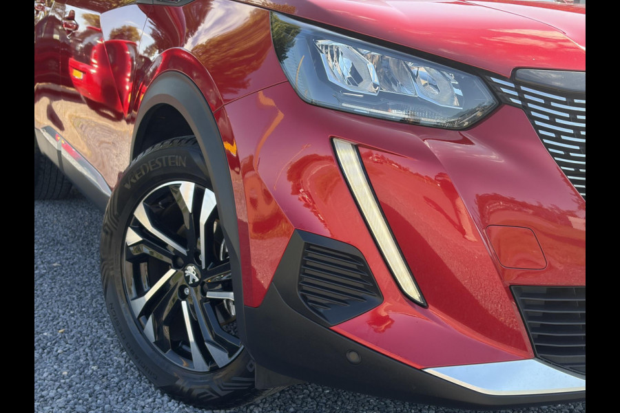 Peugeot 2008 1.2 PureTech Allure ✓Recent beurt gehad✓D-riem vv in 06-2025✓Camera°360✓Draadloze telefoonlader✓Carplay✓Keyless✓Automaat✓Trekhaak✓Halfleder✓Navi✓Clima✓Cruise✓131pk✓Lm velgen✓2e Eigenaar✓Pdc V+A✓Rijstrooksensor✓N.A.P✓Apk tot 04-2028