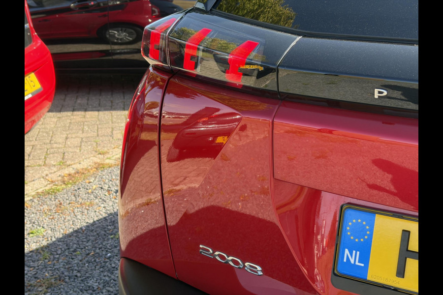 Peugeot 2008 1.2 PureTech Allure ✓Recent beurt gehad✓D-riem vv in 06-2025✓Camera°360✓Draadloze telefoonlader✓Carplay✓Keyless✓Automaat✓Trekhaak✓Halfleder✓Navi✓Clima✓Cruise✓131pk✓Lm velgen✓2e Eigenaar✓Pdc V+A✓Rijstrooksensor✓N.A.P✓Apk tot 04-2028