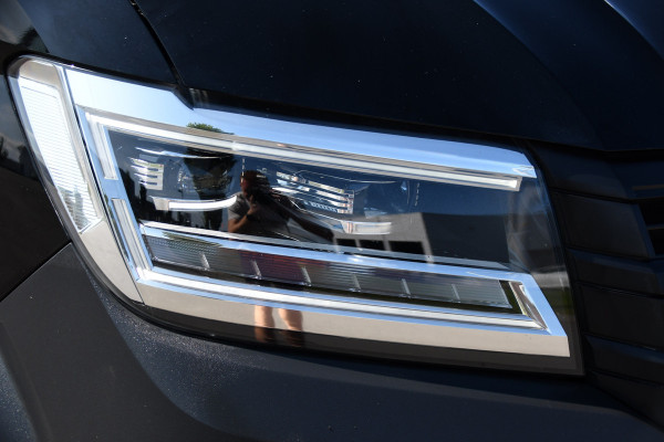 Volkswagen Crafter 35 2.0 TDI L3H3 RWD Black Edition Camera, Adaptieve Cruise, 3500kg Trekhaak, Automaat, LED, Geveerde stoel, 164pk, Massage stoel, Uniek!