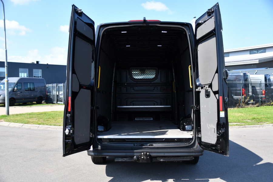 Volkswagen Crafter 35 2.0 TDI L3H3 RWD Black Edition Camera, Adaptieve Cruise, 3500kg Trekhaak, Automaat, LED, Geveerde stoel, 164pk, Massage stoel, Uniek!