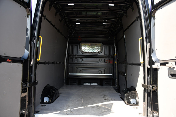 Volkswagen Crafter 35 2.0 TDI L3H3 RWD Black Edition Camera, Adaptieve Cruise, 3500kg Trekhaak, Automaat, LED, Geveerde stoel, 164pk, Massage stoel, Uniek!
