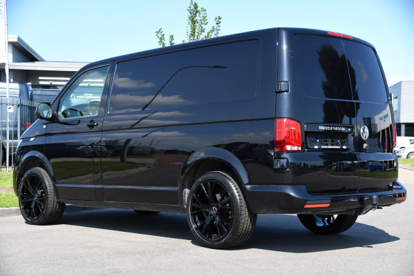 Volkswagen Transporter 2.0 TDI L1H1 30 Black Edition Camera, Cruise, Caprlay, 150pk, automaat, Multimedia, Trekhaak, Sensoren, Laadruimte betimmering, Uniek!