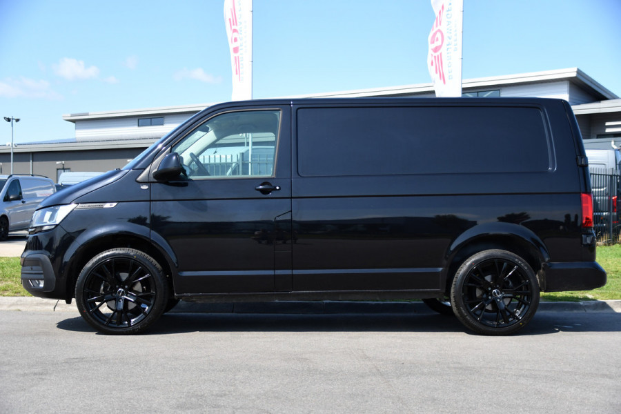 Volkswagen Transporter 2.0 TDI L1H1 30 Black Edition Camera, Cruise, Caprlay, 150pk, automaat, Multimedia, Trekhaak, Sensoren, Laadruimte betimmering, Uniek!