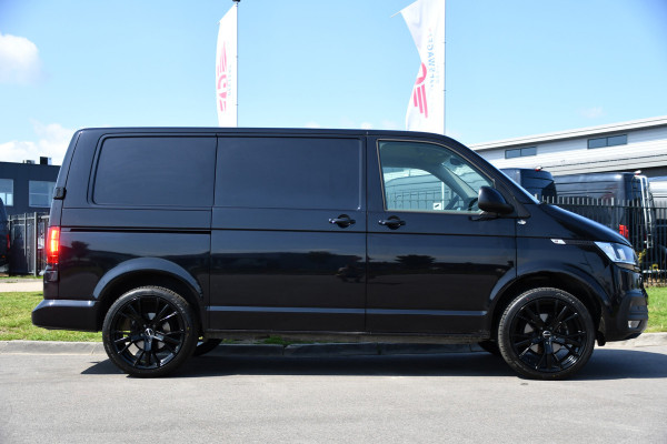 Volkswagen Transporter 2.0 TDI L1H1 30 Black Edition Camera, Cruise, Caprlay, 150pk, automaat, Multimedia, Trekhaak, Sensoren, Laadruimte betimmering, Uniek!