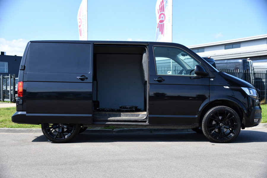 Volkswagen Transporter 2.0 TDI L1H1 30 Black Edition Camera, Cruise, Caprlay, 150pk, automaat, Multimedia, Trekhaak, Sensoren, Laadruimte betimmering, Uniek!