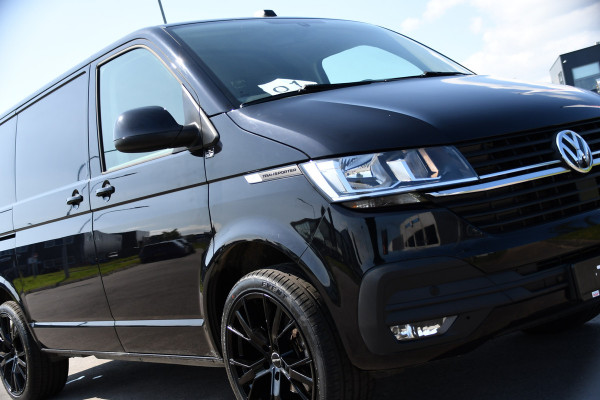 Volkswagen Transporter 2.0 TDI L1H1 30 Black Edition Camera, Cruise, Caprlay, 150pk, automaat, Multimedia, Trekhaak, Sensoren, Laadruimte betimmering, Uniek!