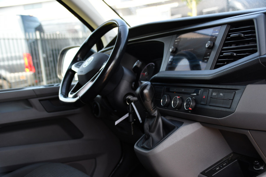 Volkswagen Transporter 2.0 TDI L1H1 30 Black Edition Camera, Cruise, Caprlay, 150pk, automaat, Multimedia, Trekhaak, Sensoren, Laadruimte betimmering, Uniek!