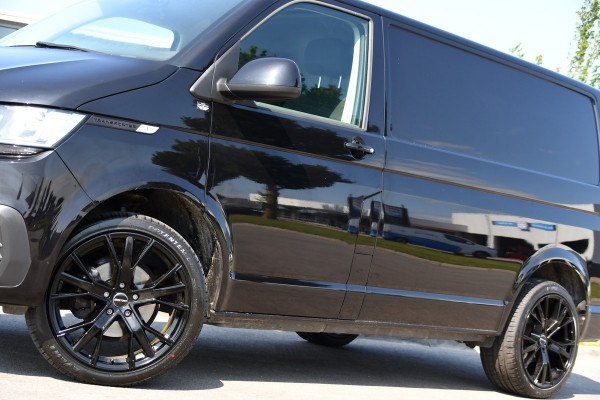 Volkswagen Transporter 2.0 TDI L1H1 30 Black Edition Camera, Cruise, Caprlay, 150pk, automaat, Multimedia, Trekhaak, Sensoren, Laadruimte betimmering, Uniek!