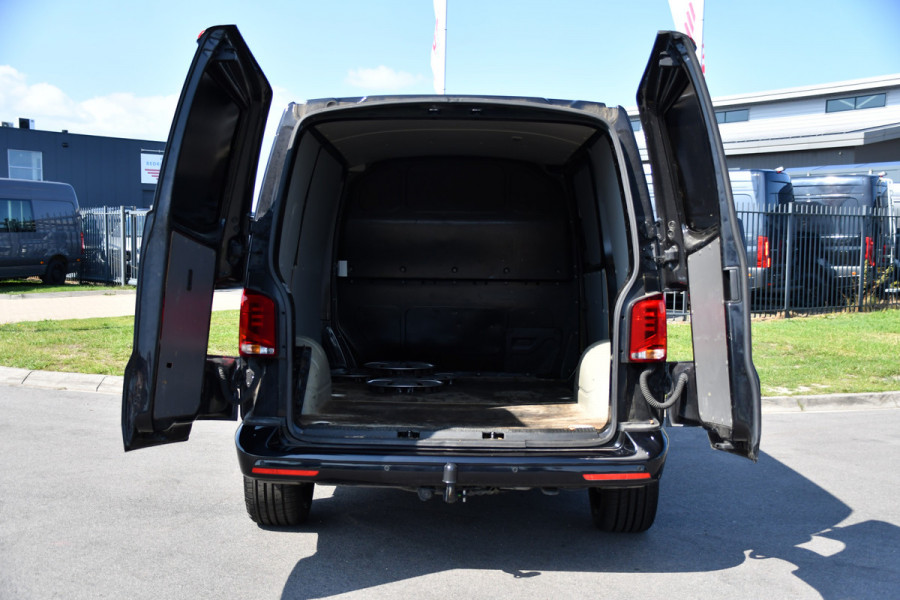 Volkswagen Transporter 2.0 TDI L1H1 30 Black Edition Camera, Cruise, Caprlay, 150pk, automaat, Multimedia, Trekhaak, Sensoren, Laadruimte betimmering, Uniek!