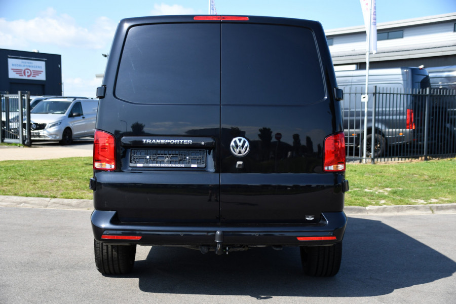 Volkswagen Transporter 2.0 TDI L1H1 30 Black Edition Camera, Cruise, Caprlay, 150pk, automaat, Multimedia, Trekhaak, Sensoren, Laadruimte betimmering, Uniek!
