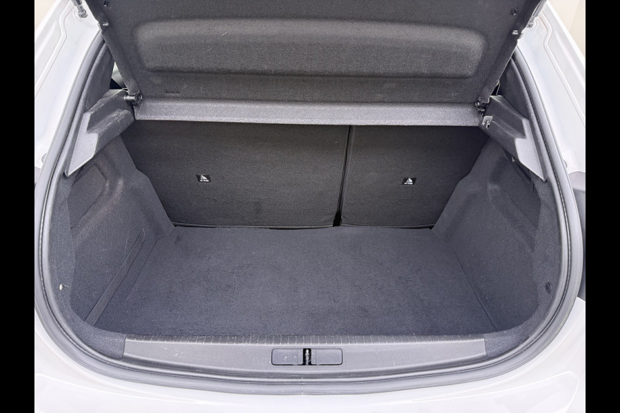 Peugeot e-208 EV 5Drs 50kWh All-Season Banden Navi Apple Carplay Android Auto Ecc Cruise Control Active SOH 87% Bluetooth Regen-Lichtsensor DAB Led Isofix 1e Eigenaar Origineel Nederlandse Auto