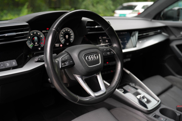 Audi A3 Sportback 45 TFSI e S edition | Panorama | Matrix | Keyles