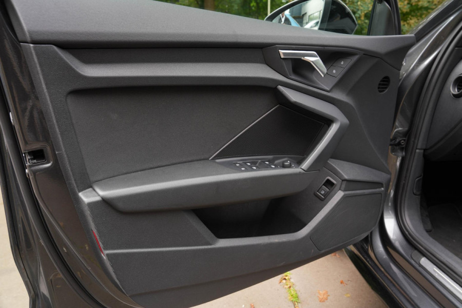 Audi A3 Sportback 45 TFSI e S edition | Panorama | Matrix | Keyles
