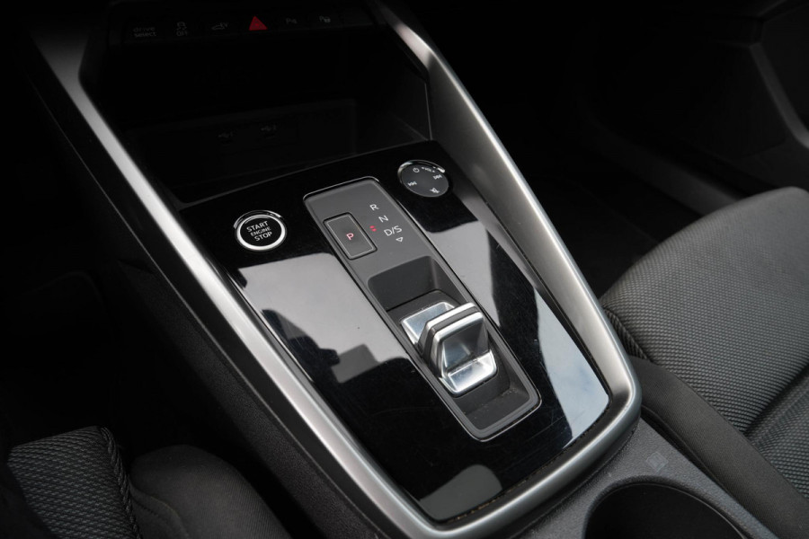 Audi A3 Sportback 45 TFSI e S edition | Panorama | Matrix | Keyles