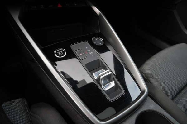 Audi A3 Sportback 45 TFSI e S edition | Panorama | Matrix | Keyles
