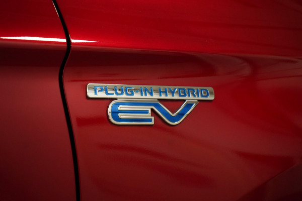 Mitsubishi Outlander 2.4 PHEV Intense+ Panorama|CarPlay|4WD|Elektrische achterklep