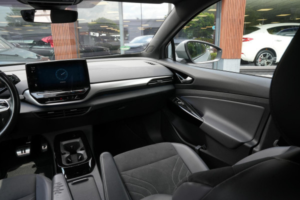 Volkswagen ID.5 Pro 77 kWh Warmtepomp Emergency braking DAB Stuurwiel verwarmd Sfeerverlichting Verkeersborddetectie Getint glas Grootlicht ass. Botsherkenning Navi