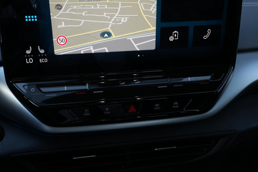 Volkswagen ID.5 Pro 77 kWh Warmtepomp Emergency braking DAB Stuurwiel verwarmd Sfeerverlichting Verkeersborddetectie Getint glas Grootlicht ass. Botsherkenning Navi