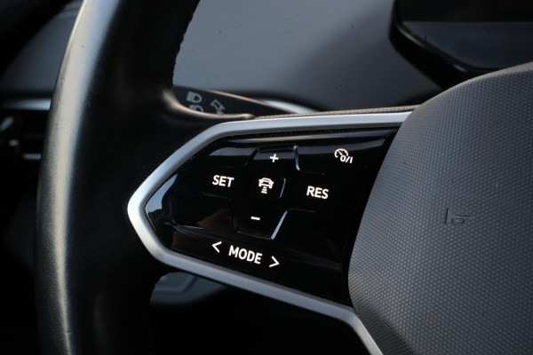 Volkswagen ID.5 Pro 77 kWh Warmtepomp Emergency braking DAB Stuurwiel verwarmd Sfeerverlichting Verkeersborddetectie Getint glas Grootlicht ass. Botsherkenning Navi