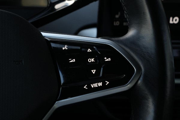 Volkswagen ID.5 Pro 77 kWh Warmtepomp Emergency braking DAB Stuurwiel verwarmd Sfeerverlichting Verkeersborddetectie Getint glas Grootlicht ass. Botsherkenning Navi