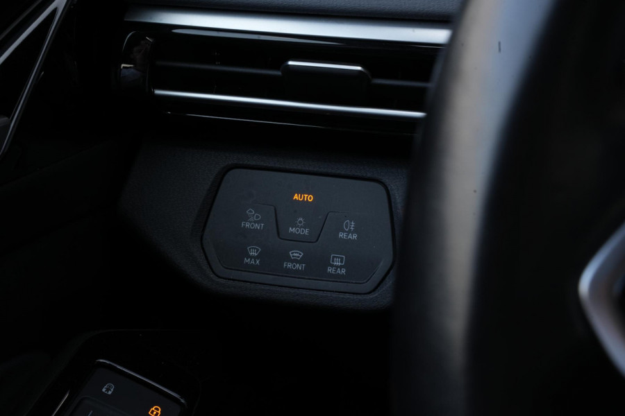 Volkswagen ID.5 Pro 77 kWh Warmtepomp Emergency braking DAB Stuurwiel verwarmd Sfeerverlichting Verkeersborddetectie Getint glas Grootlicht ass. Botsherkenning Navi