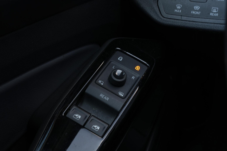 Volkswagen ID.5 Pro 77 kWh Warmtepomp Emergency braking DAB Stuurwiel verwarmd Sfeerverlichting Verkeersborddetectie Getint glas Grootlicht ass. Botsherkenning Navi