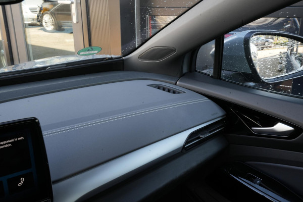 Volkswagen ID.5 Pro 77 kWh Warmtepomp Emergency braking DAB Stuurwiel verwarmd Sfeerverlichting Verkeersborddetectie Getint glas Grootlicht ass. Botsherkenning Navi