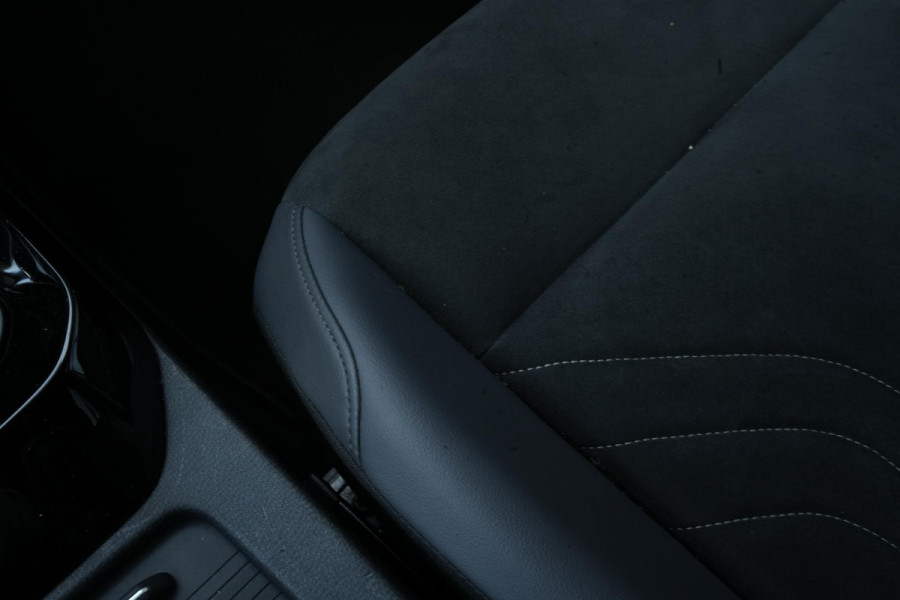 Volkswagen ID.5 Pro 77 kWh Warmtepomp Emergency braking DAB Stuurwiel verwarmd Sfeerverlichting Verkeersborddetectie Getint glas Grootlicht ass. Botsherkenning Navi