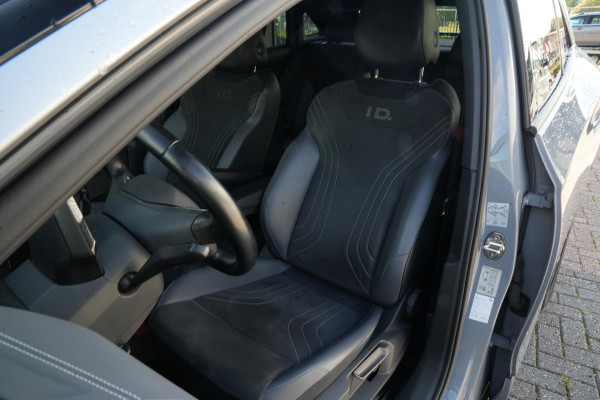 Volkswagen ID.5 Pro 77 kWh Warmtepomp Emergency braking DAB Stuurwiel verwarmd Sfeerverlichting Verkeersborddetectie Getint glas Grootlicht ass. Botsherkenning Navi