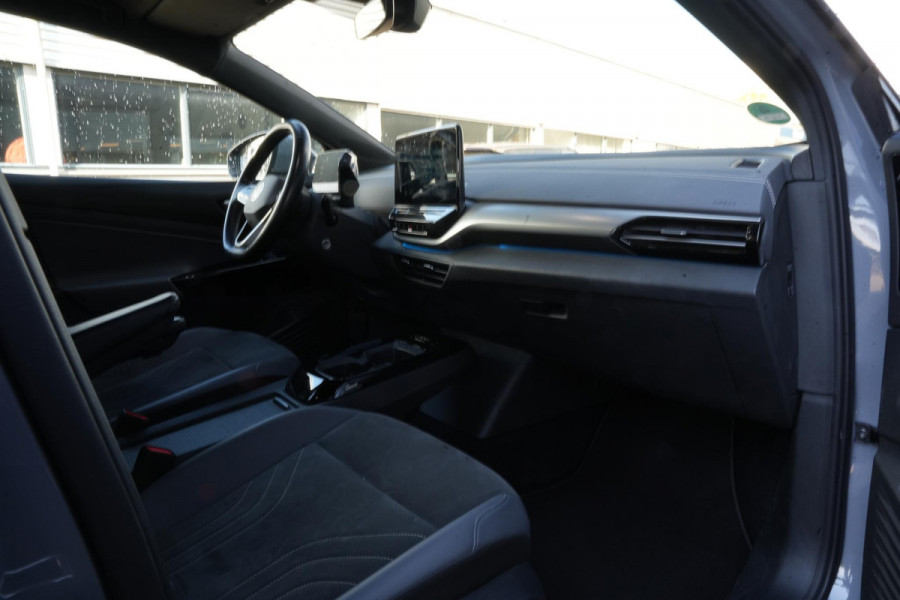Volkswagen ID.5 Pro 77 kWh Warmtepomp Emergency braking DAB Stuurwiel verwarmd Sfeerverlichting Verkeersborddetectie Getint glas Grootlicht ass. Botsherkenning Navi