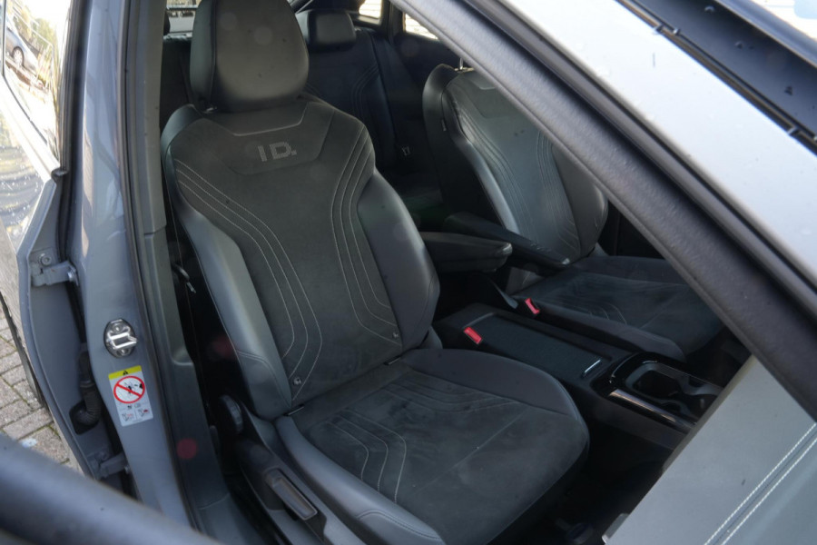 Volkswagen ID.5 Pro 77 kWh Warmtepomp Emergency braking DAB Stuurwiel verwarmd Sfeerverlichting Verkeersborddetectie Getint glas Grootlicht ass. Botsherkenning Navi