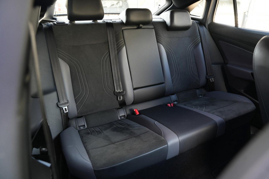 Volkswagen ID.5 Pro 77 kWh Warmtepomp Emergency braking DAB Stuurwiel verwarmd Sfeerverlichting Verkeersborddetectie Getint glas Grootlicht ass. Botsherkenning Navi