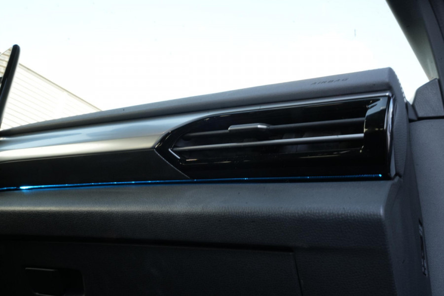 Volkswagen ID.5 Pro 77 kWh Warmtepomp Emergency braking DAB Stuurwiel verwarmd Sfeerverlichting Verkeersborddetectie Getint glas Grootlicht ass. Botsherkenning Navi