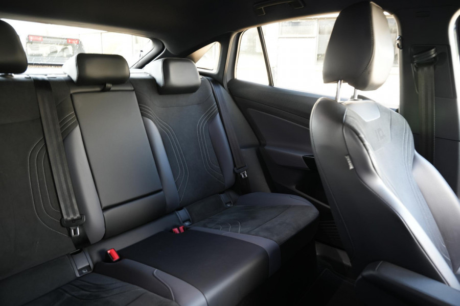 Volkswagen ID.5 Pro 77 kWh Warmtepomp Emergency braking DAB Stuurwiel verwarmd Sfeerverlichting Verkeersborddetectie Getint glas Grootlicht ass. Botsherkenning Navi