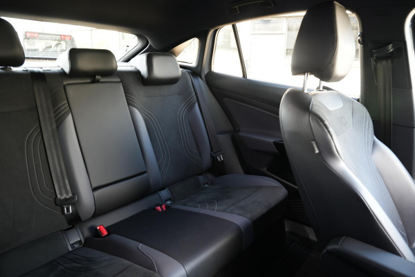 Volkswagen ID.5 Pro 77 kWh Warmtepomp Emergency braking DAB Stuurwiel verwarmd Sfeerverlichting Verkeersborddetectie Getint glas Grootlicht ass. Botsherkenning Navi