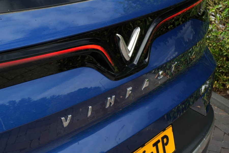 VinFast VF8 Plus 87.7 kWh Apple carplay Cruise control adaptief DAB Mistlampen voor Bots waarschuwing Stuurwielverw.