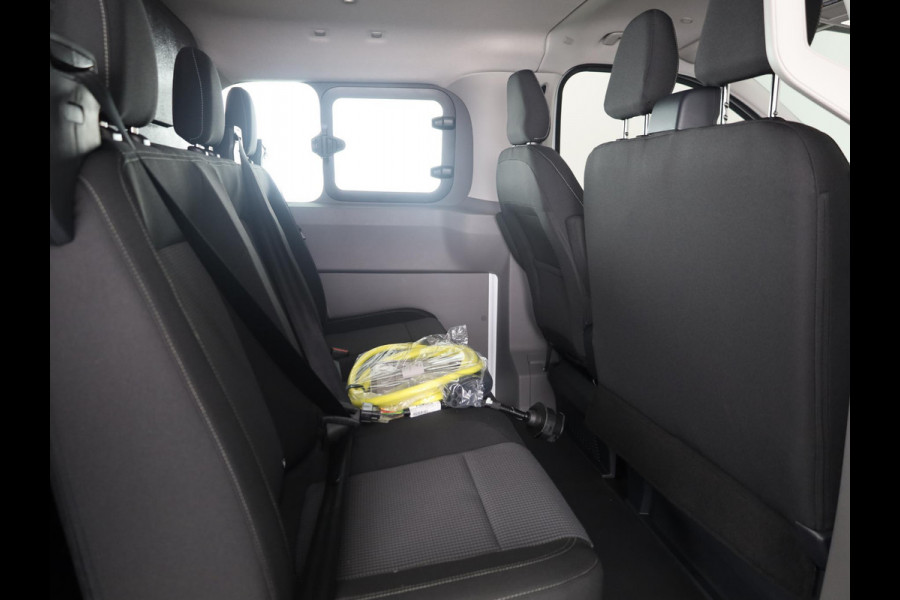 Volkswagen e-Transporter Kombi 34 L2H1 Style 64 kWh DC 218 pk | Navigatie | Warmtepomp | Parkeersensoren | Achteruitrijcamera | Adaptieve cruise control |